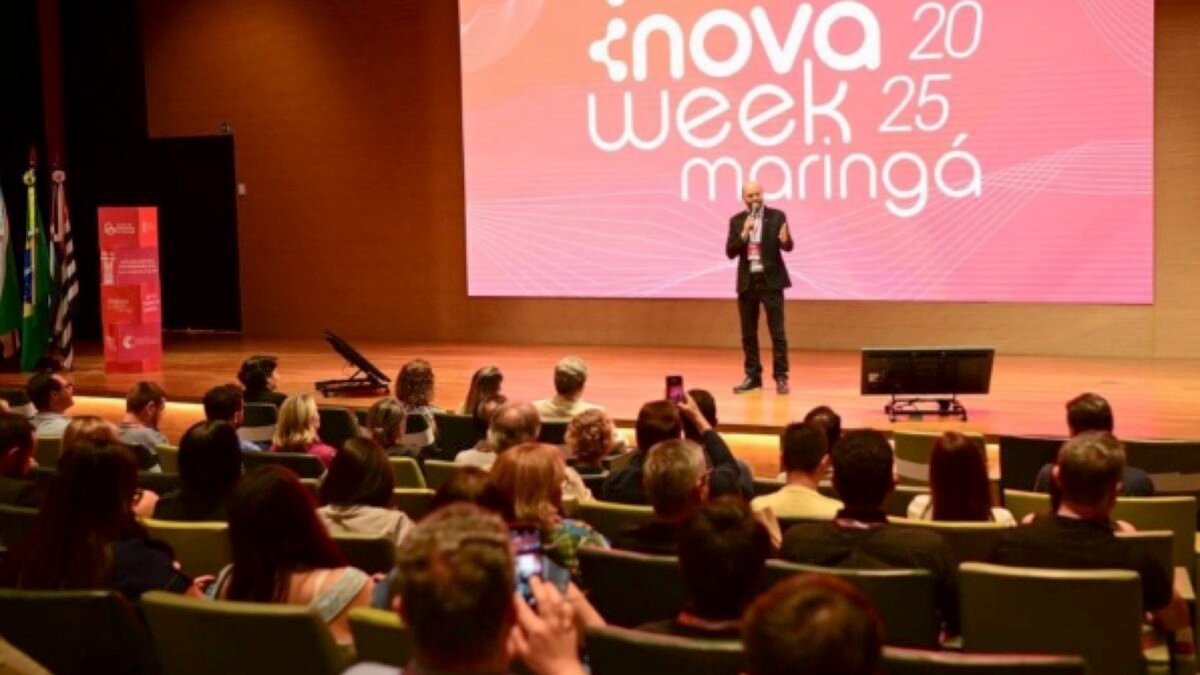 Palco da InovaWeek Maringá 2025, com o público assistindo à apresentação no auditório.