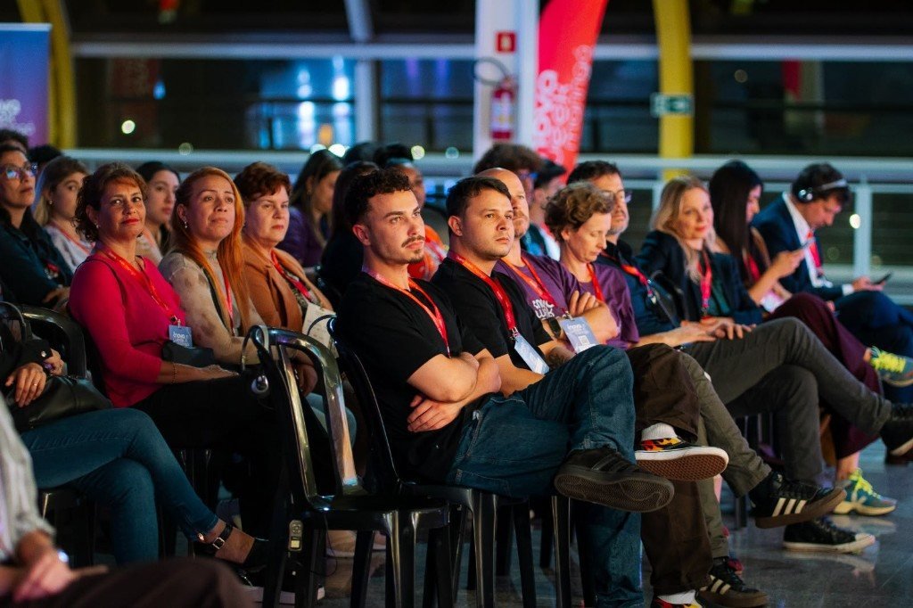 Público sentado na abertura da InovaWeek 2026, na AMTech, em Maringá
