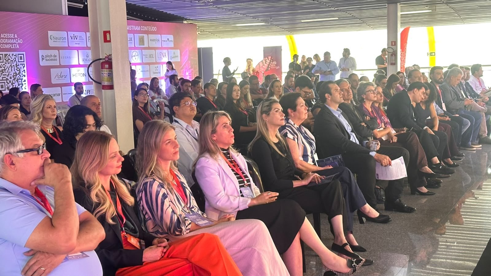 Plateia da abertura oficial da InovaWeek 2026 no salão da AMTech