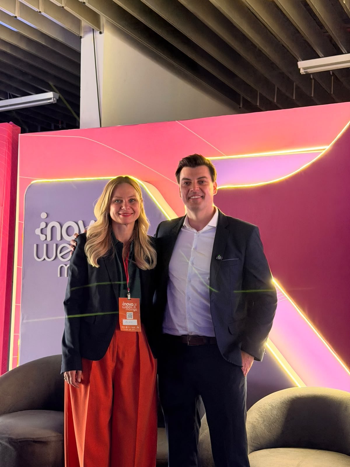 Anne Rheinländer e Jefferson Luiz na abertura da InovaWeek 2026